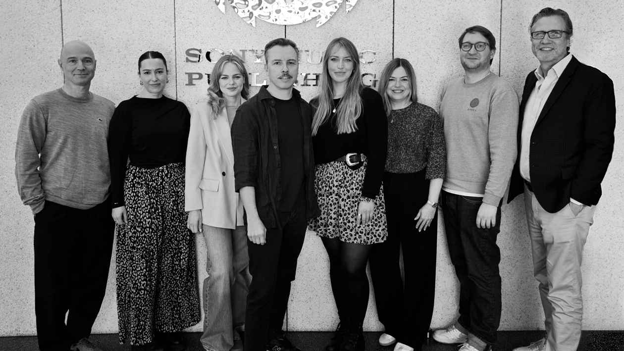 Posierten für ein Foto (von links): Patrick Strauch (SMP), Lilly Rumler (Europa Music Management), Theresa Rebien (Anwalt), Tino Piontek aka Purple Disco Machine, Finja Nierth, Karina Poch...
