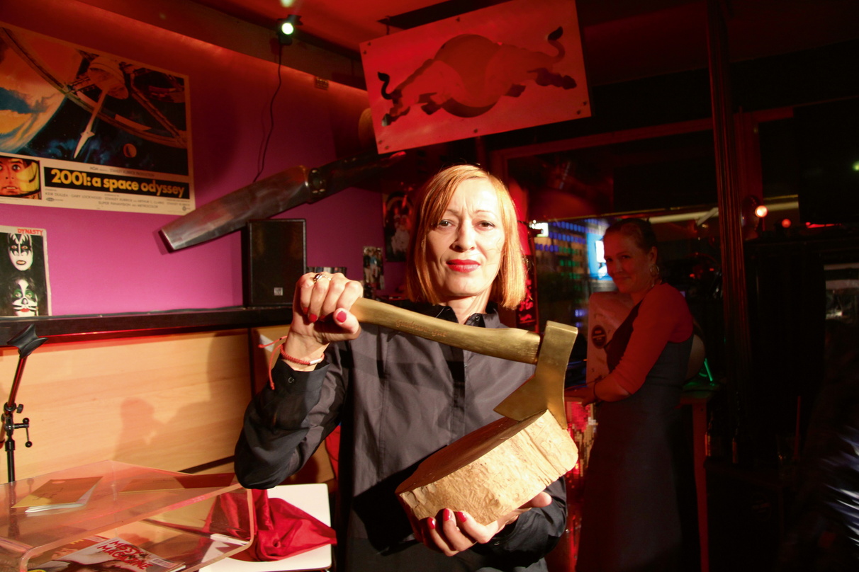 Nicht nur ausgezeichnet, nun auch gefördert: Gudrun Gut, hier mit der Goldene Indie-Axt 2011