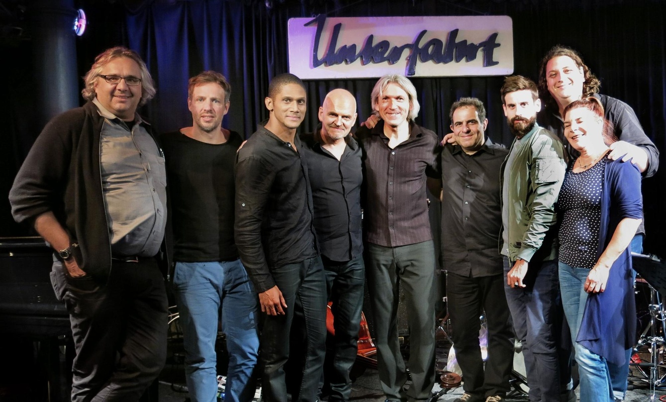 Trafen sich in der Münchner Unterfahrt (von links): Michael Stückl (Jazzclub Unterfahrt), Marco Ostrowski (ACT), die Musiker Gregory Privat, Lars Danielsson, Magnus Öström und John Paricel...
