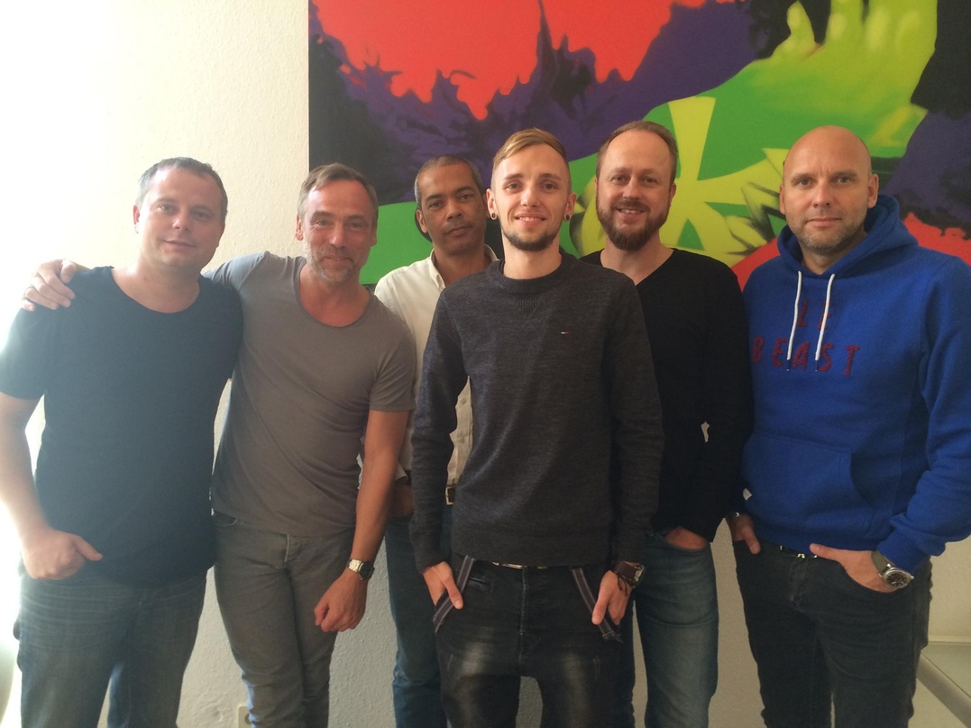 Trafen sich zur Unterschrift beim Lexer-Management SKM in Berlin (von links): Boris Enenkel (SKM), Jens Thele (Kontor Records), Ansa Seidenstücker (SKM), Lexer sowie Dennis Harm und Markus...