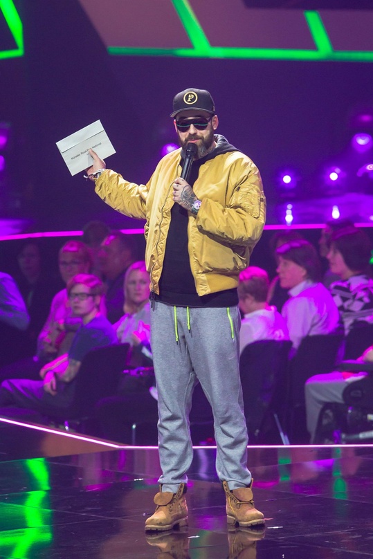 Hatte Anfang April 2016 hinter der Bühne bereits einen Blick auf die eingravierten Namen auf den Echo-Trophäen erhascht: Rapper Sido auf der Echo-Bühne
