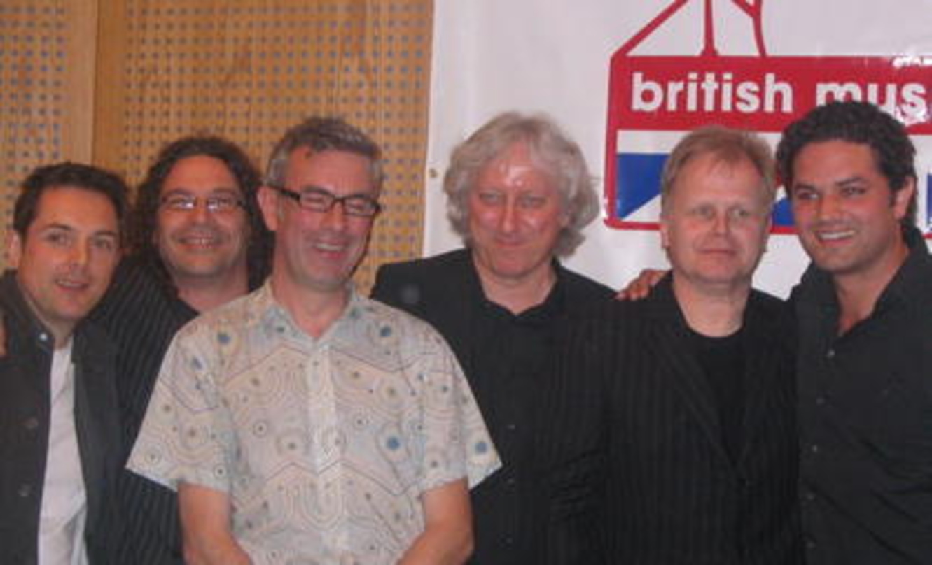 Talkrunde in Berlin (v.l.n.r.): George Ergatoudis (Radio 1), Chris Cowey ("Top of the Pops"), Andy Boss (Boss Music), Moderator Peter Radszuhn, Grönemeyer und Ric Salmon (Warner)