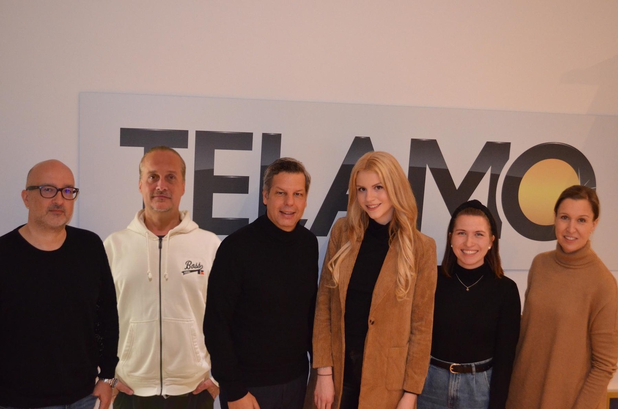 Zur Vertragsunterzeichnung trafen sich (von links): Erik Jülicher (Manager), Alex Christensen (Produzent), Ken Otremba (Telamo-Geschäftsführer), Pia-Sophie Remmel, Theresa Helfer (PM Telam...