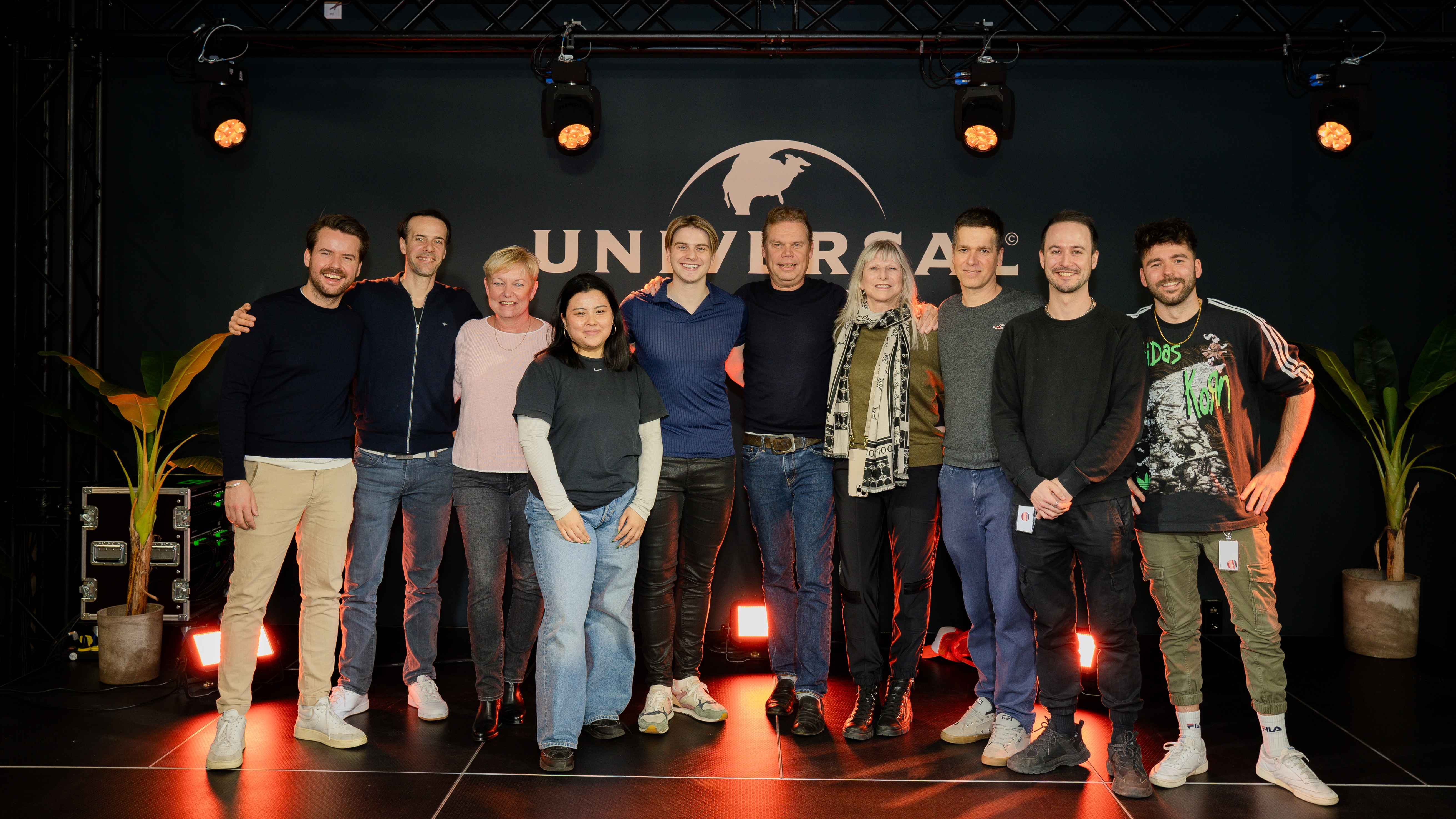 Stießen auf das neue Album "Prost!" an (von links): Leonard Prasuhn (Vice President A&R Electrola), Thomas Rieger, Dagmar Herrmann (Senior Controller, beide Universal), Chi Lan Luong (Proj...