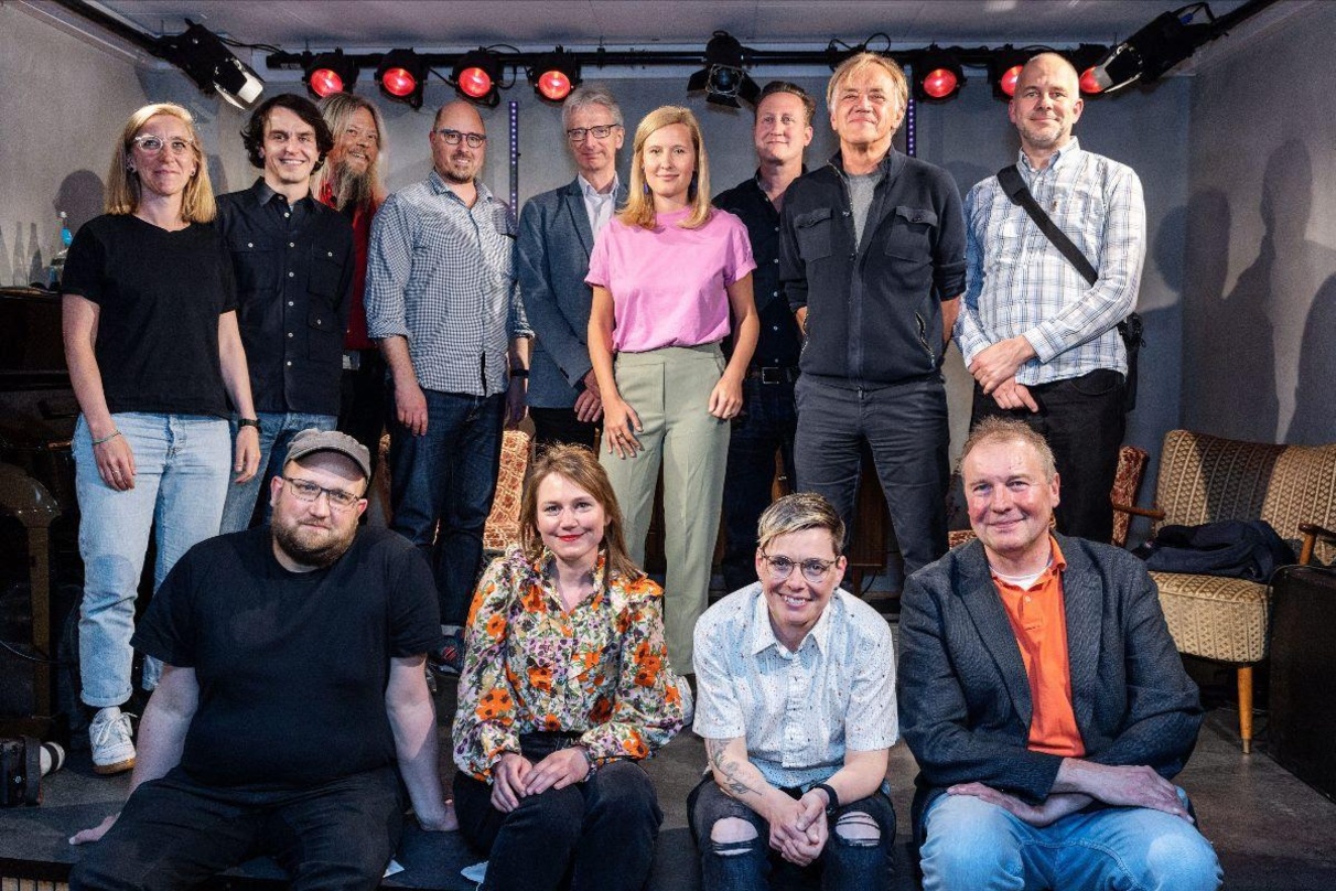Trafen sich in Köln (hinten, von links): Johanna Breuckmann (musicNRWwomen*), Heiko Rühl (Klubkomm), Carsten Schumacher (Landesmusikrat NRW), Stephan Benn (LINA NRW), Prof. Dr. Robert von ...