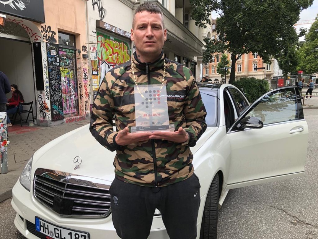 Zusammen mit Maxwell auf dem Thron: LX, hier mit seinem Nummer 1 Award für "Obststand 2"
