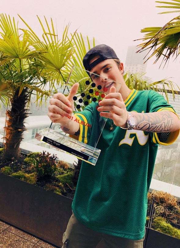 Zeigt stolz seinen Nummer-eins-Award von GfK: Warner-Music-Künstler Mike Singer