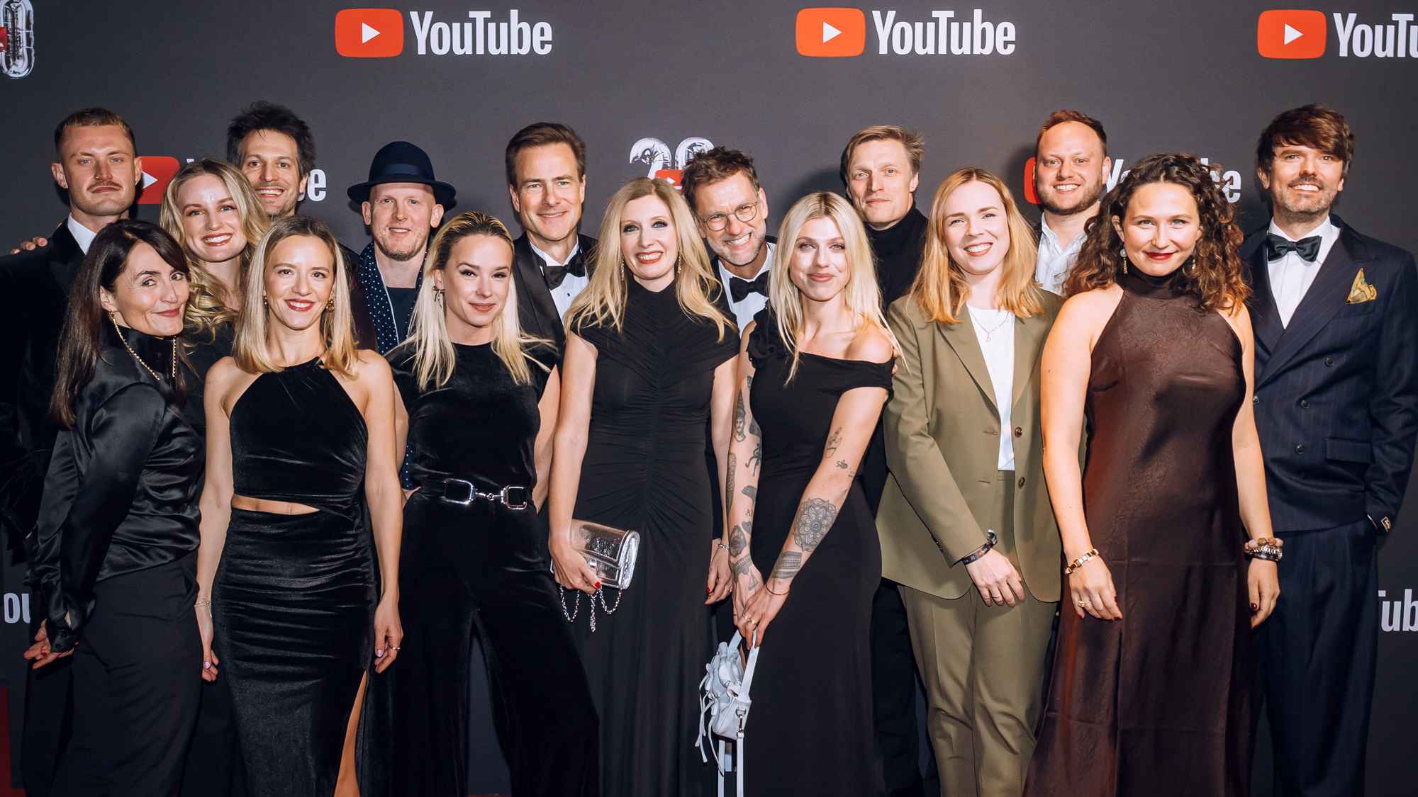 Auf dem roten Teppich (hinten, von links): das YouTube-Team rund um Manuel Fink (YouTube Marketing), Lynn Cunningham (YouTube Marketing), Stefano Balestra (YouTube Marketing Director EMEA/...