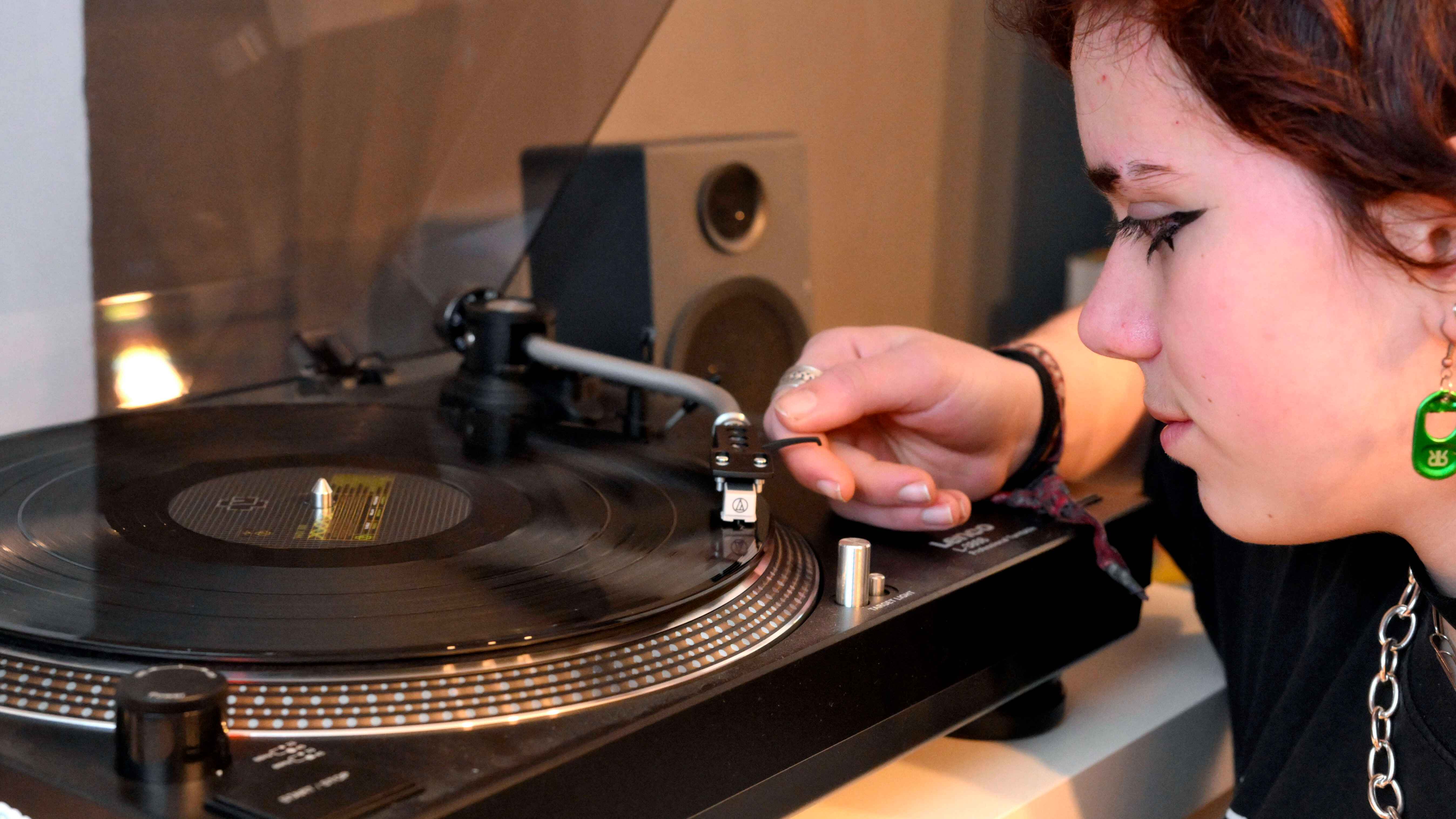 Die Generation Alpha hört Musik laut der Umfrage von Key Productions Musik wieder auf Vinyl.