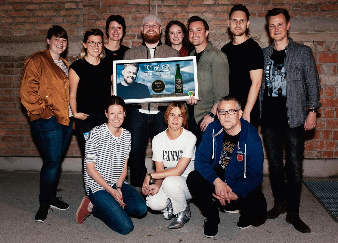 Bei der Gold-Verleihung im Münchner Freiheiz (hinten, von links): Anna Madlindl (Assistant Audience Management Sony Music), Sanela Janjos (Head Of Artist & Label Services Sony Music), Tine...