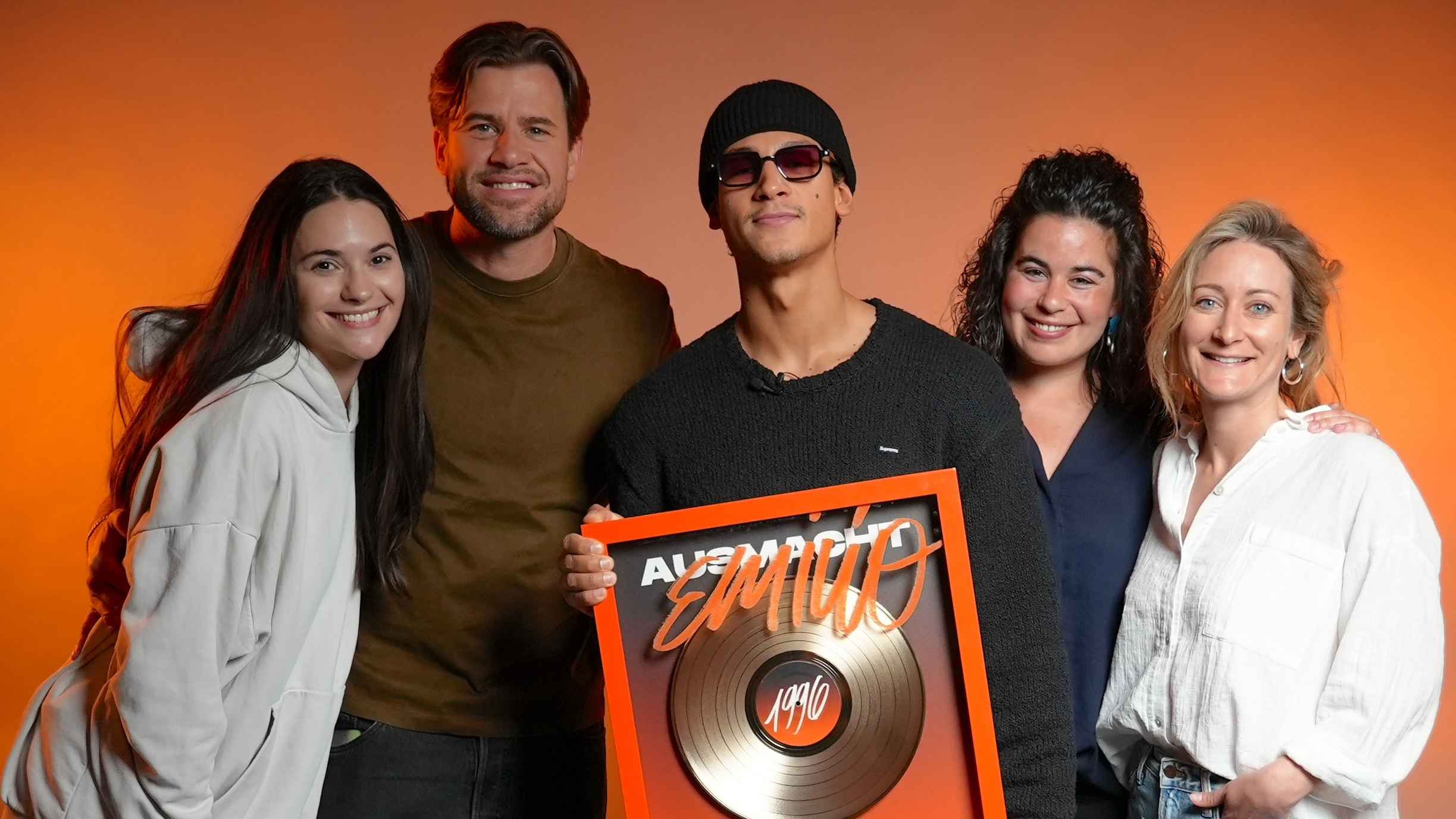 Posieren mit dem Gold-Award (von links): Iva Saravanja (Senior Promotion & Content Manager Sony Music Switzerland), Lu Bischoff (Management Emilio), Emilio, Margaux Seidlitz (Product Manag...