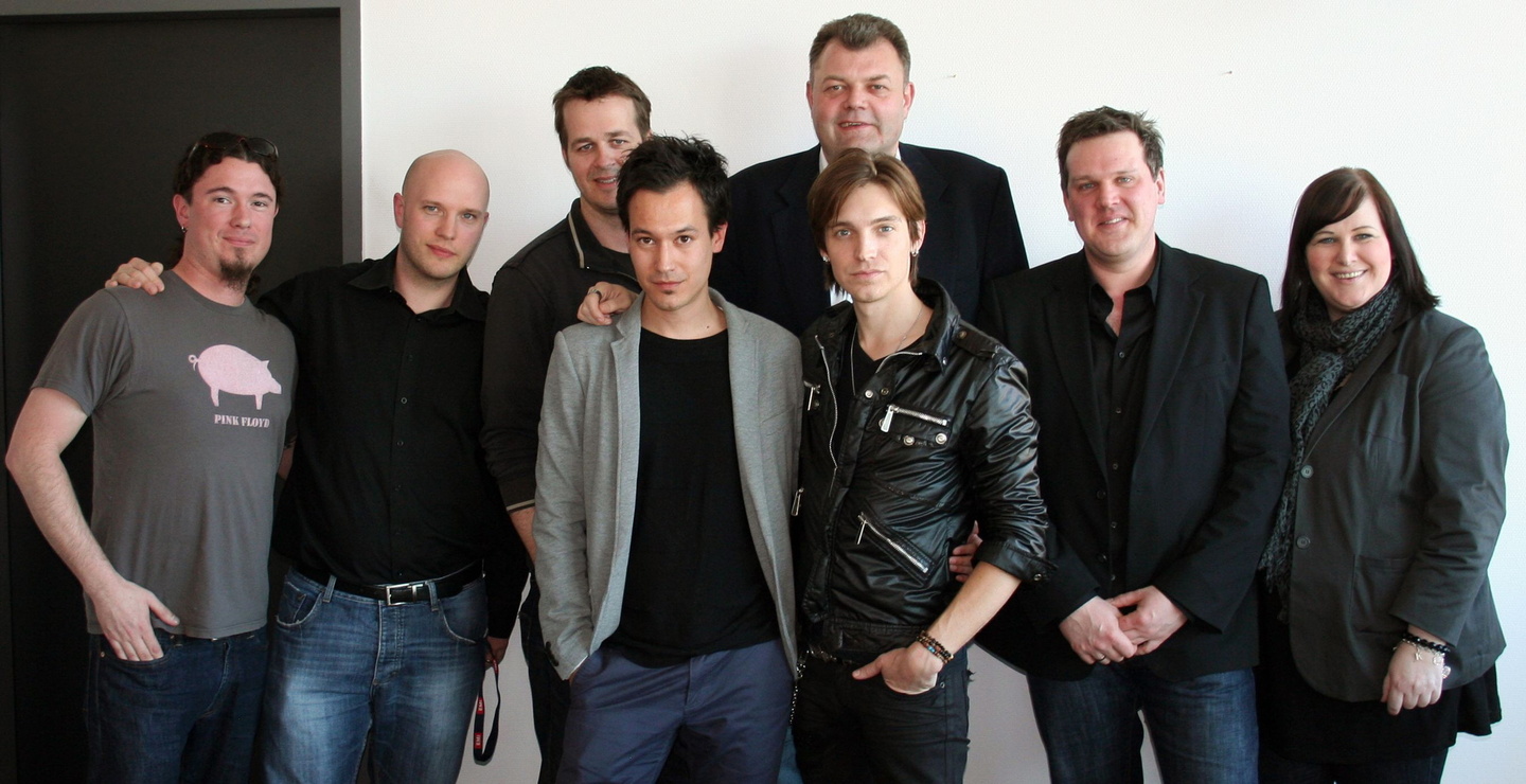 Erwartungsfroh: Alex Max Band mit dem EMI-Team und seinem Tourmanager