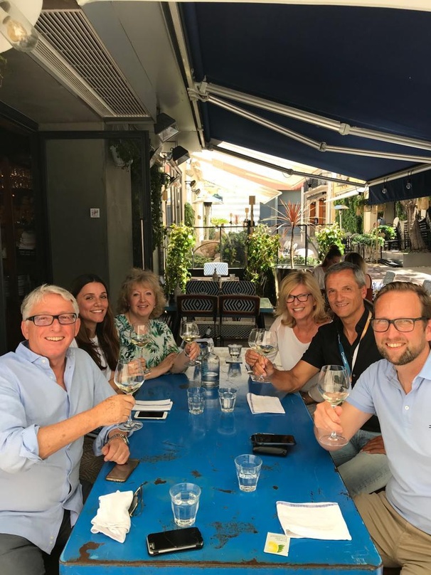 Bei der Vertragsverlängerung (von links): Rolf Moser (Bavaria Media), Fiona Schedler (Schedler Music), Karin Gatzke, Barbara Krämer (beide Projektleitung Bavaria Media), Rudi Schedler (Sch...