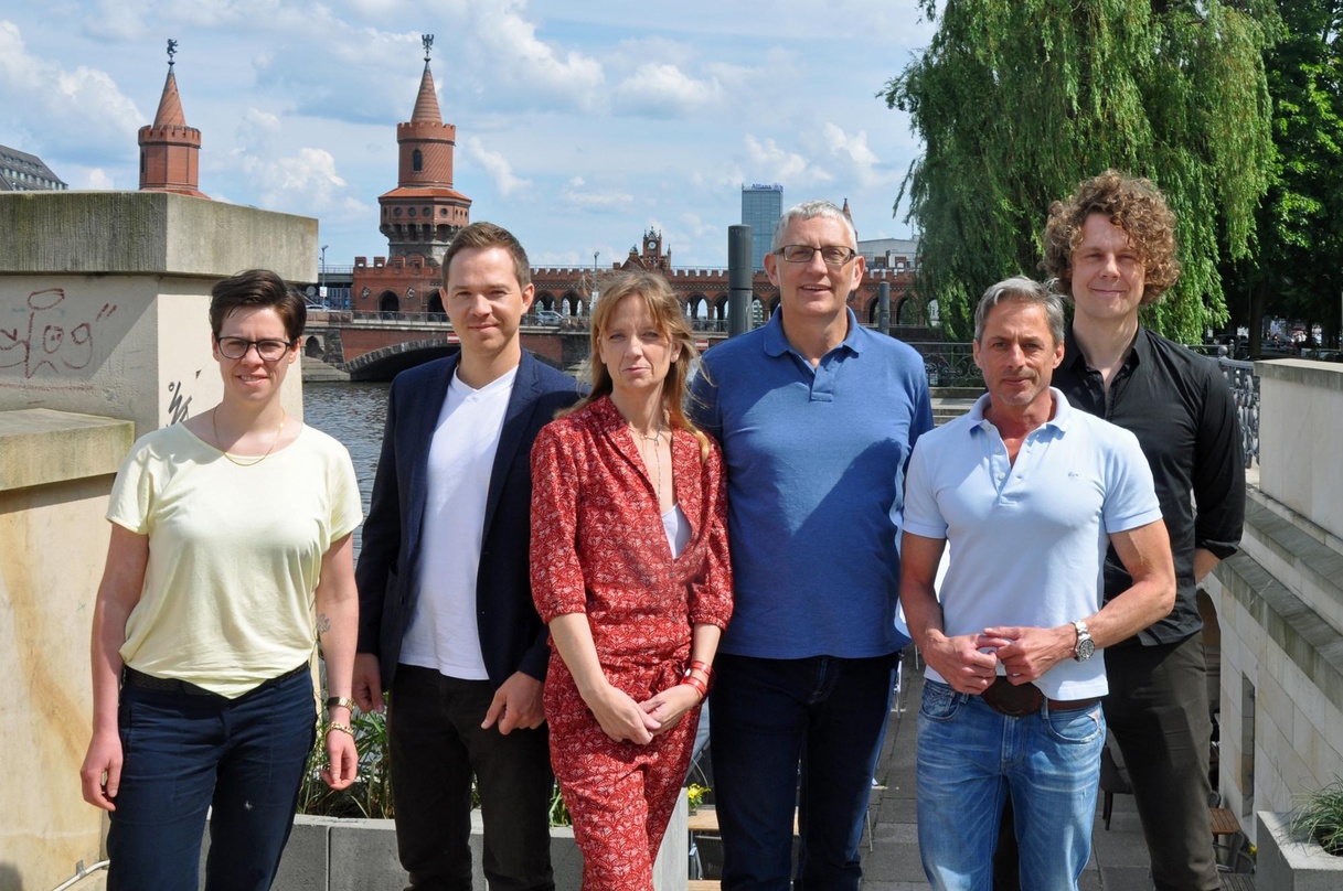 Nach erfolgreichem Vertragsabschluss (von links): Janni Froese (Zebralution ), Matthäus Cygan und Sabine Buss (beide Random House Audio) sowie Kurt Thielen, Marius Vogel und Nils Hollmann ...
