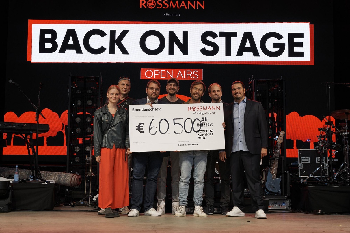 Bei der Scheckübergabe (von links): Rebekka Antonia Eitel (Organisation #coronakuenstlerhilfe), Peer Frenzke (1. Vorsitzender 1st Class Session Artist Support), Benjamin Klein, Timm Markgr...