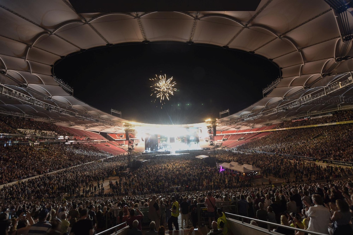 Stimmungsvolles Schlussbild: das Feuerwerk nach Ende des Stones-Konzerts in der Stuttgarter Mercedes-Benz Arena
