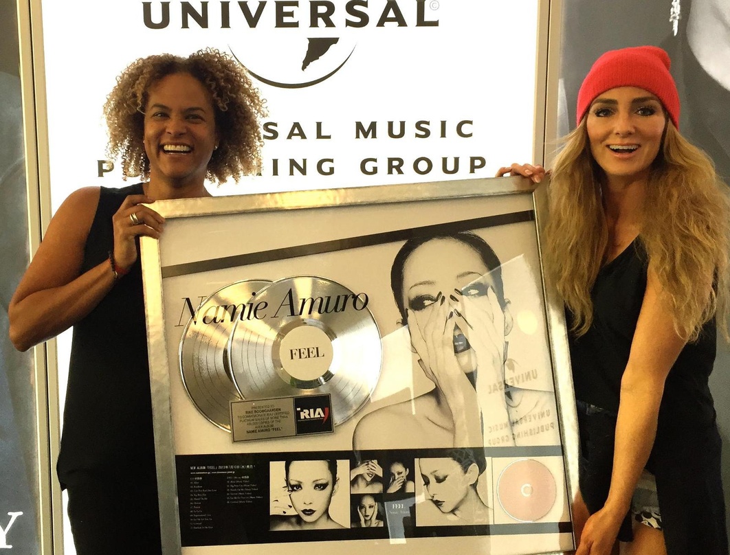 Bei der Platin-Übergabe (von links): Donna Caseine (Senior Vice President U.S./International Creative Affairs, Universal Music Publishing) und Rike Boomgaarden