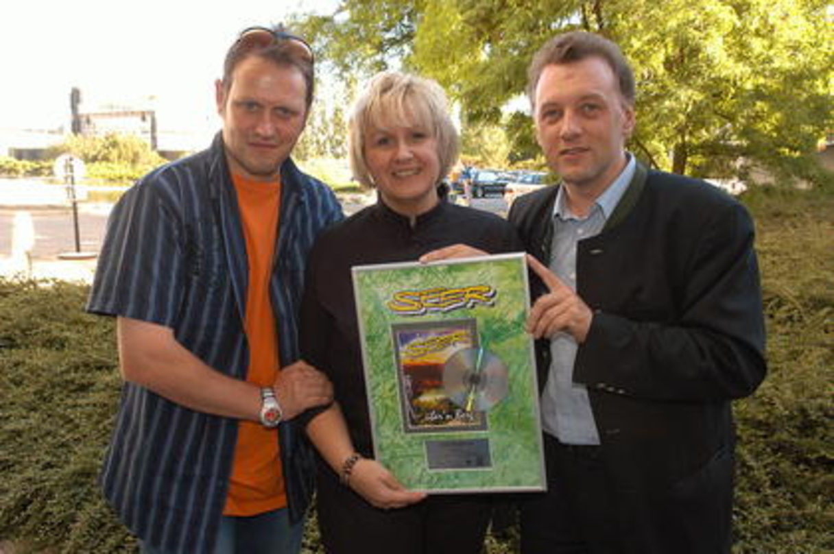 Bedankten sich mit Platin (v.l.n.r.): Helmut Rasinger jun., Ursula Stiedl und Gustl Viertbauer