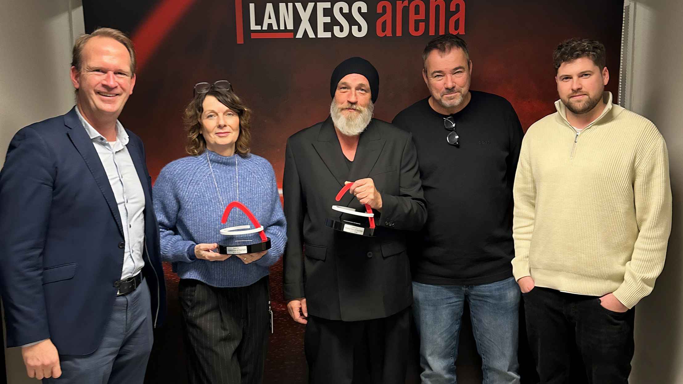 Trafen sich vor der Liveshow im Backstage-Bereich (von links): Stefan Löcher (Lanxess Arena), Susanne Buhr (Management Torsten Sträter), Torsten Sträter, sowie Udo und Vincent Lühr (beide ...