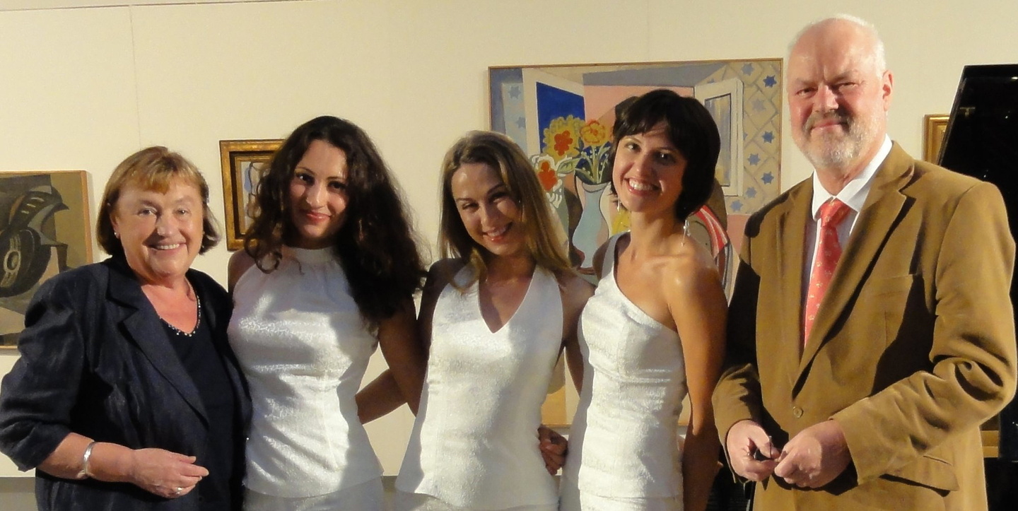 Trafen sich nach dem Konzert (von links): Festivalleiterin Ivana Thomaschek-Vondráková, Alyana Abitova, Anne Salié und Alina Pronina von Some Handsome Hands sowie Festivalintendant Prof. T...