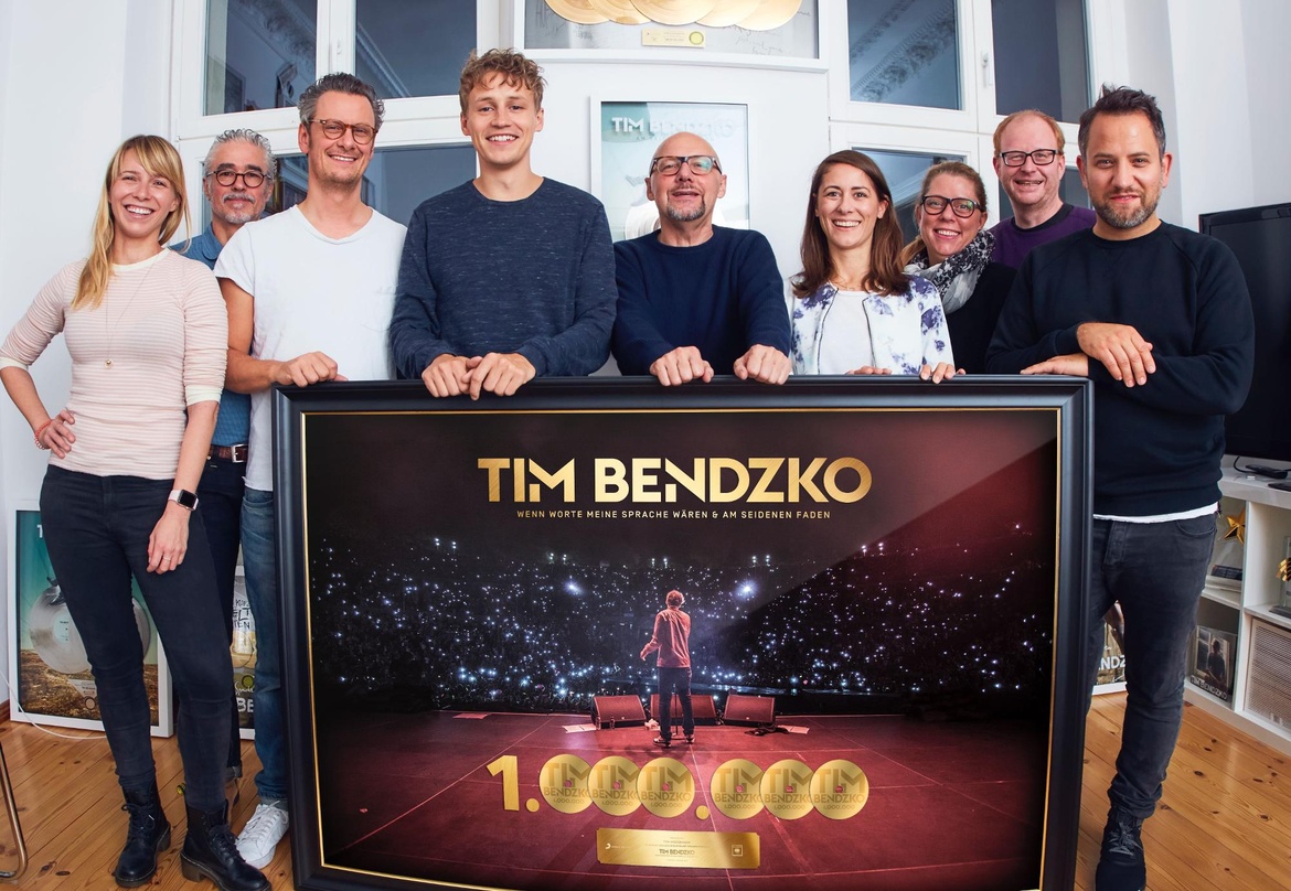Mit dabei bei der Millionensause (von links): Nadine Bader (Guerilla Management), Willy Ehmann (Senior Vice President Domestic GSA Sony Music), Konrad Sommermeyer (Guerilla Management), Ti...