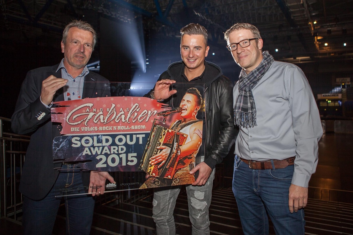 Auch in Stuttgart gab es einen Sold Out Award: Zur Verleihung trafen sich (von links) Andreas Kroll (Geschäftsführer in.stuttgart), Andreas Gabalier und Christian Doll (C2 Concerts)