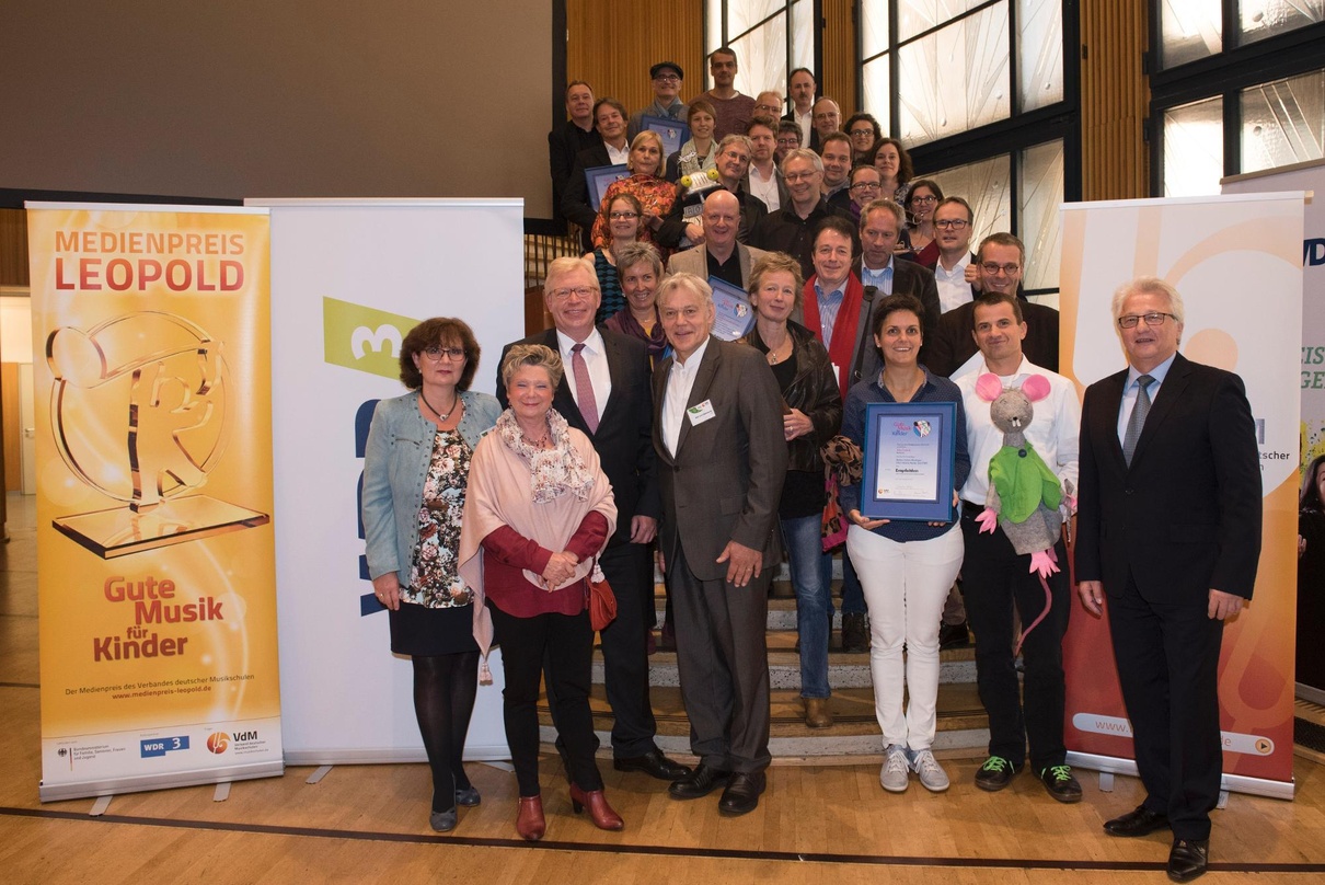 Bei der Preisverleihung 2017 (von links): Hendrike Rossel (VdM), Sylvia Schmeck (WDR3), Staatssekretär Ralf Kleindiek (VdM) und Karl Karst (ganz rechts, WDR3) mit den Gewinnern des Leopold...