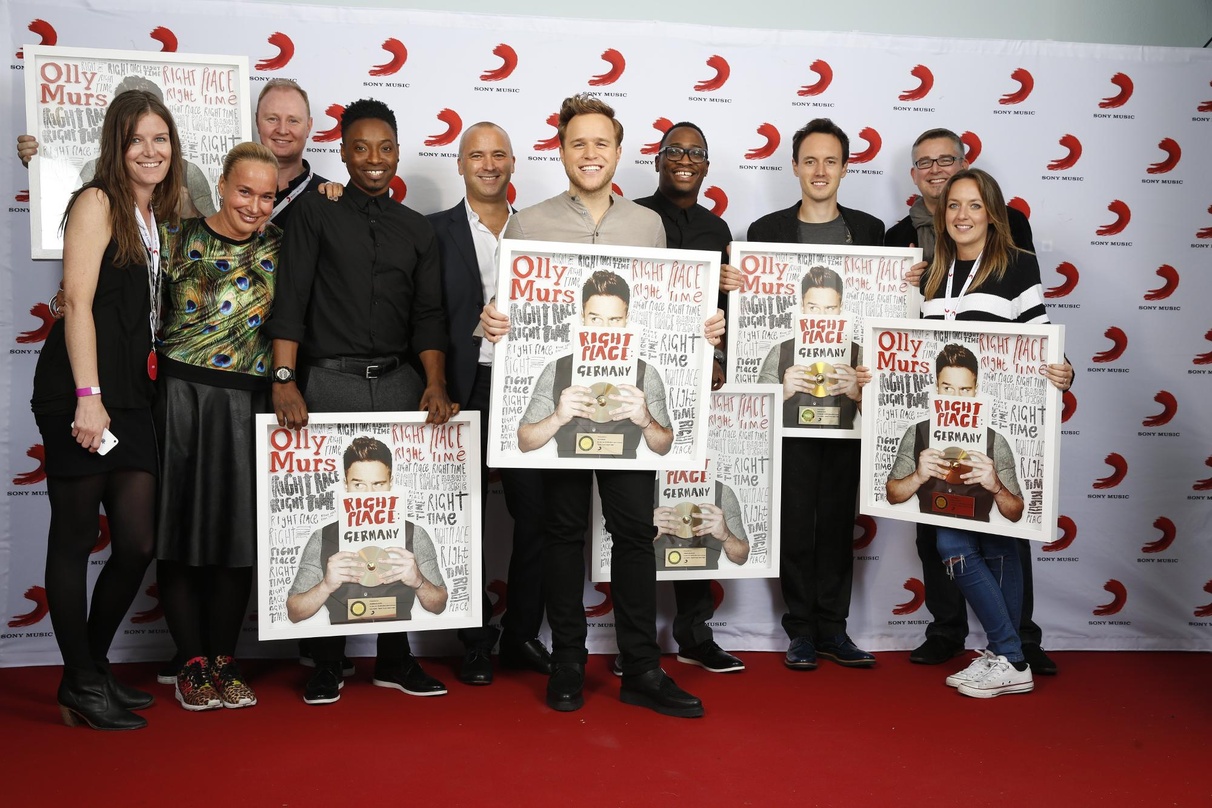 Zelebrierten gut gelaunt Gold: Olly Murs (5. von rechts) und sein Team