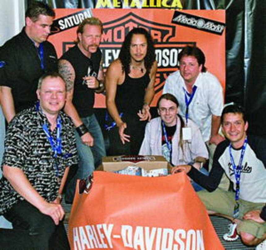 Rockten im Park (hinten, v.l.n.r.): Thomas Bandemer (Harley Davidson), James Hetfield, Kirk Hammett (beide Metallica) und Universal-Vertriebsmann Marco Stelzig sowie (kniend, v.l.n.r.) Gui...