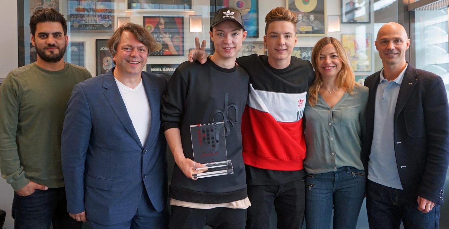 Bei der Vertragsunterzeichnung (von links): Aksel Picker (A&R Manager, Sony/ATV), Pascal Amann (Anwalt DieLochis), Heiko und Roman Lochmann, Karina Poche (Director Business & Legal Affairs...