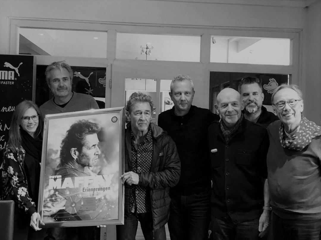 Bei der Gold-Verleihung: Peter Maffay (3. von links) mit seinem Team von Sony Music und Red Rooster