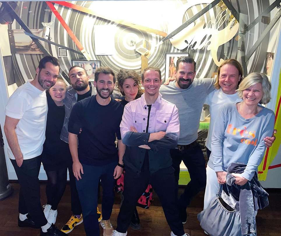 Bleiben Partner: Alle Farben (4. von rechts) und sein Team