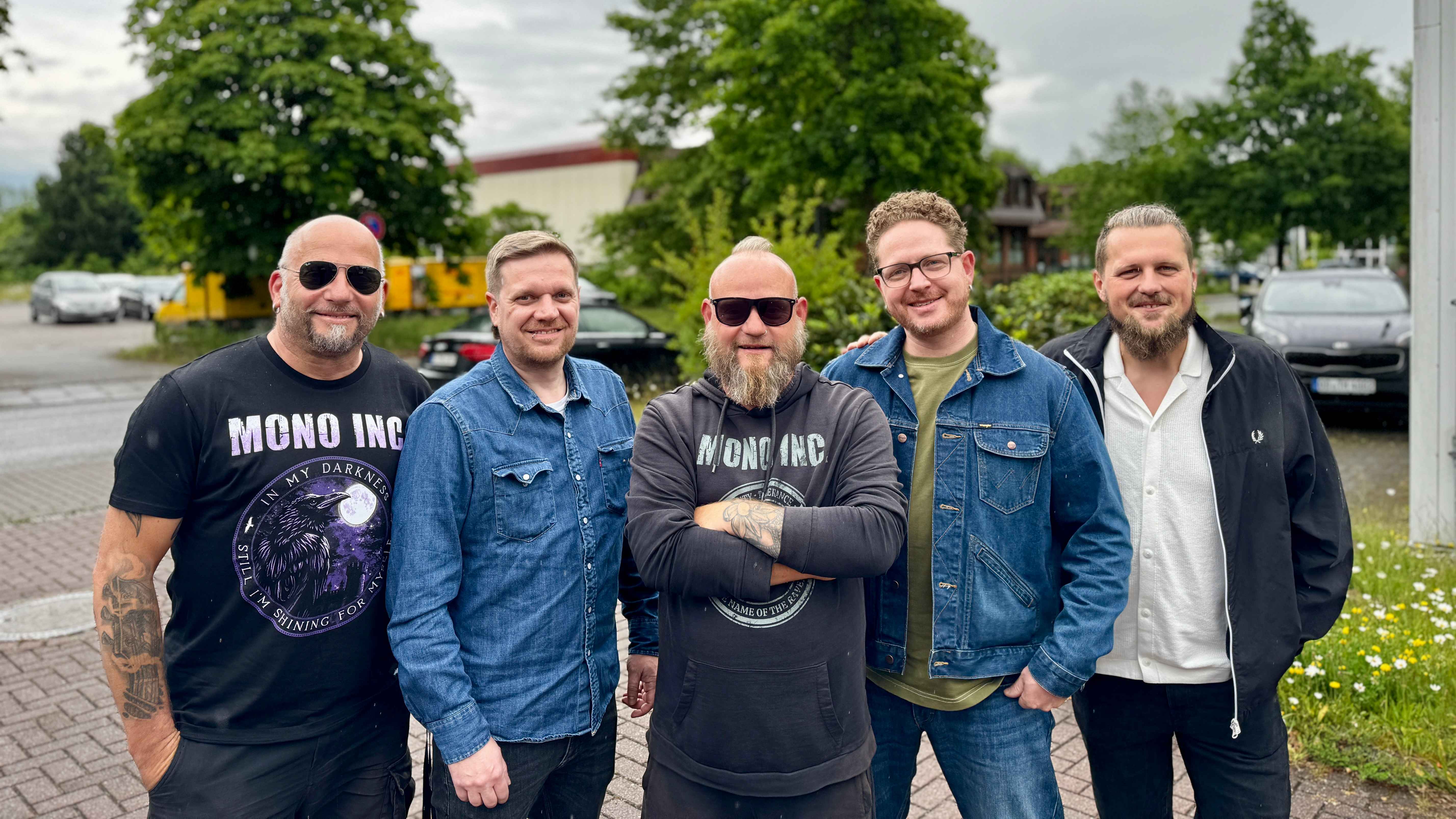 Arbeiten künftig eng zusammen (von links): Kalle Engler (NoCut, Mono Inc.), Torben Meyer (Eat Music), Martin Engler (Mono Inc.), Hendrik Wippermann (Eat Music) und Torben Bortz (NoCut).