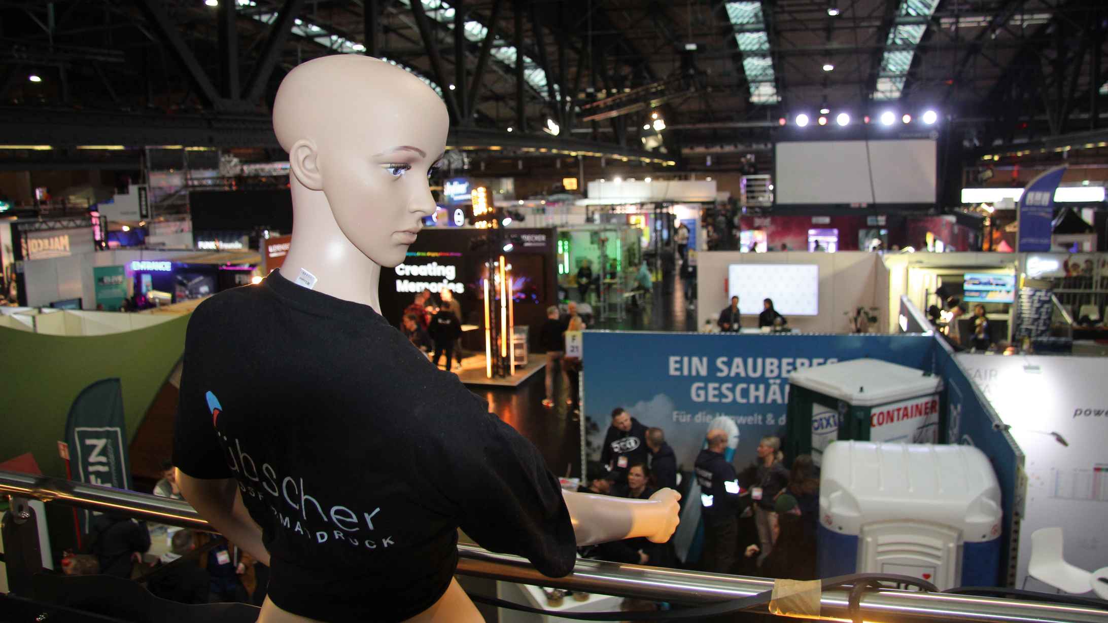 104ea4a0 bfb5 42e8 a523 4ef34881d28a Beste Aussicht für Puppen wie auch Delegierte: Der Hochstand des Teams von Future of Festivals in der Arena Berlin.