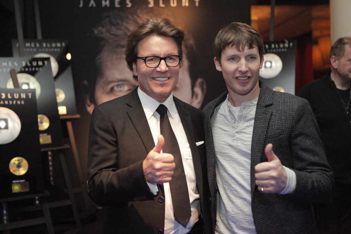 Ausgezeichnet: Bernd Dopp (Warner Music, links) bei der Platin-Verleihung mit James Blunt im Park Hyatt