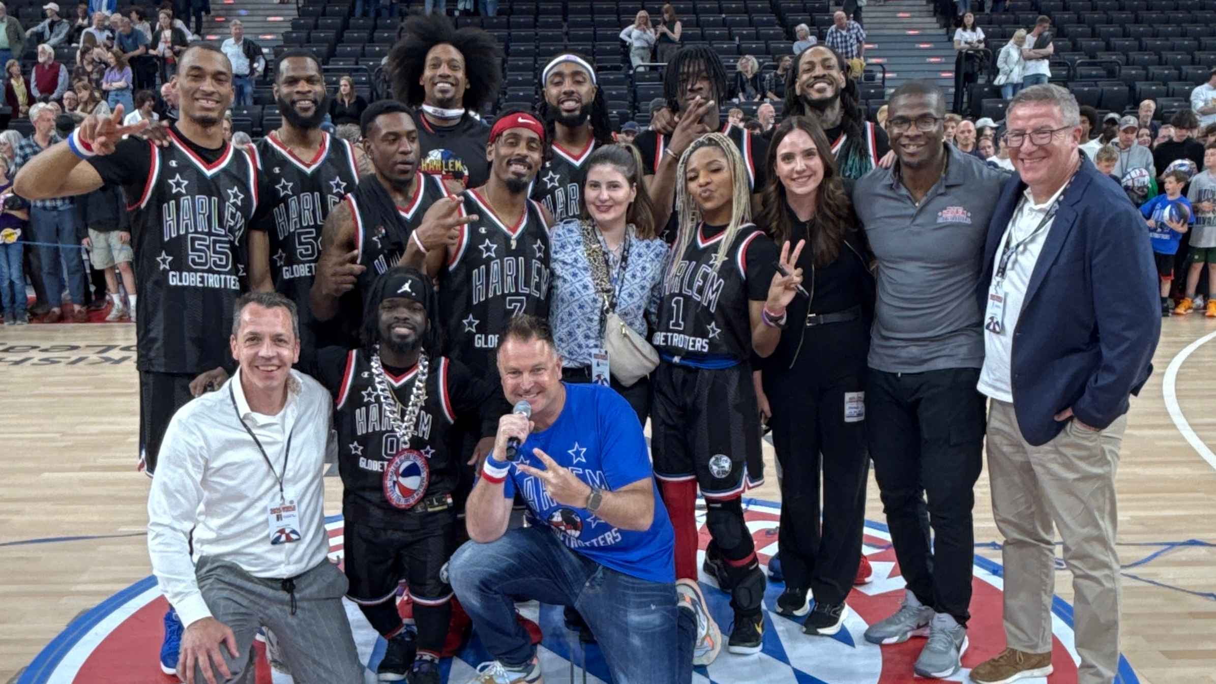 Beim Tourfinale in München: die Harlem Globetrotters mit Uwe Hansmann (vorn link, Geschäftsführer UHPR), Moderator Kai Kemper (vorn rechts) und Veranstalter Christian Doll (hinten, rechts).