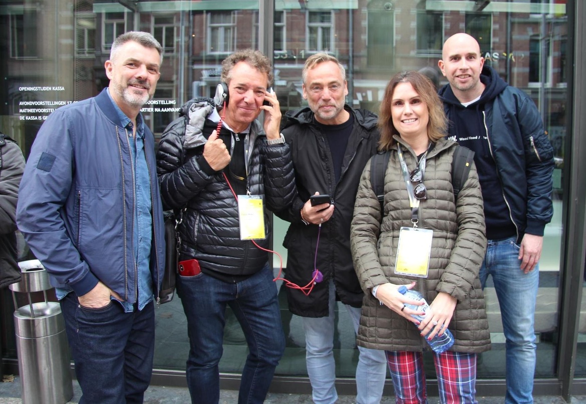 1051b7e2fe5060822da6f42c5e791610e6d6fd17ee6ec9dc9e921e1acc7fe3ab Stammgäste beim ADE (von links): Gareth Davies (Kontor Records), Pierre Forgacs (Happy Music), Jens Thele, Ramona Hailie Schwarz und Jan Benkmann (alle Kontor Records)