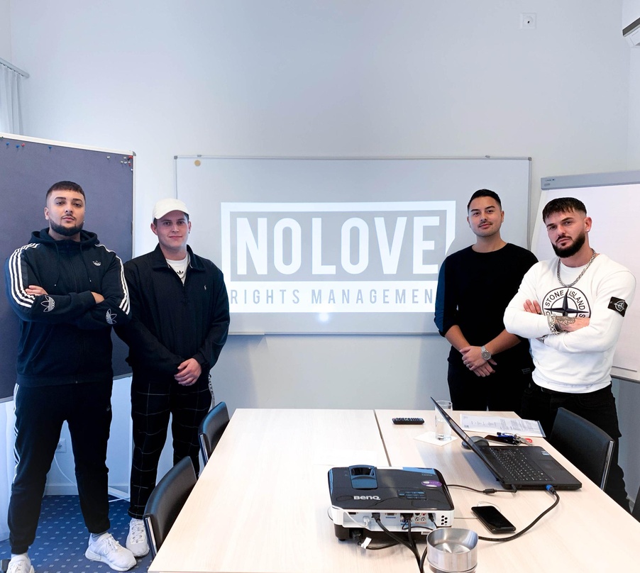 Gehen mit neuem Verlag an den Start (von links): Niza (Geschäftsinhaber, A&R Manager No Love), Neil (Produzent), Mike Buck (Geschäftsinhaber, Head Of A&R) und Rabit (Studio Engineer, Songw...