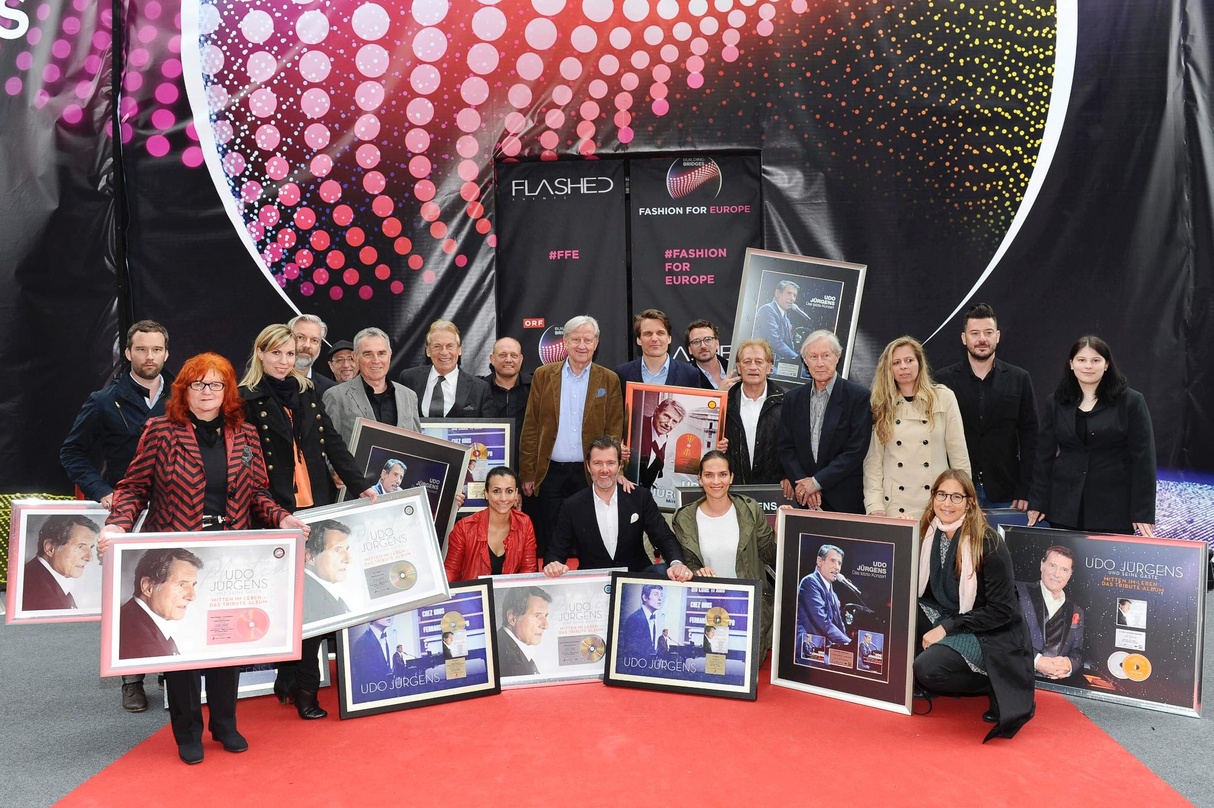 Bei der Verleihung auf dem Rathausplatz in Wien: John Jürgens (vorn), das Management, die Produzenten und das Team von Sony Music um Philip Ginthör (hinten, Mitte)