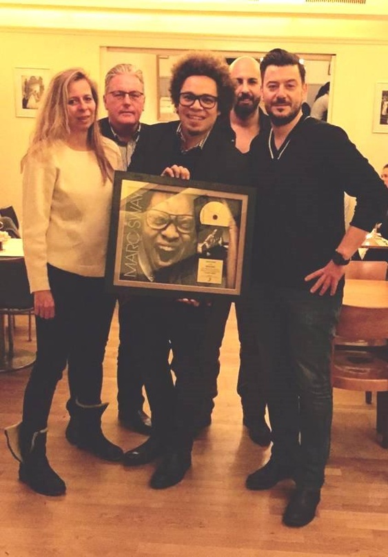 Bei der Gold-Verleihung (von links): Julie Born (Managing Director Sony Music Switzerland), Hugo Mauchle (Management Marc Sway), Marc Sway, Burak Yeniyol (Product Manager/Junior A&R Sony M...