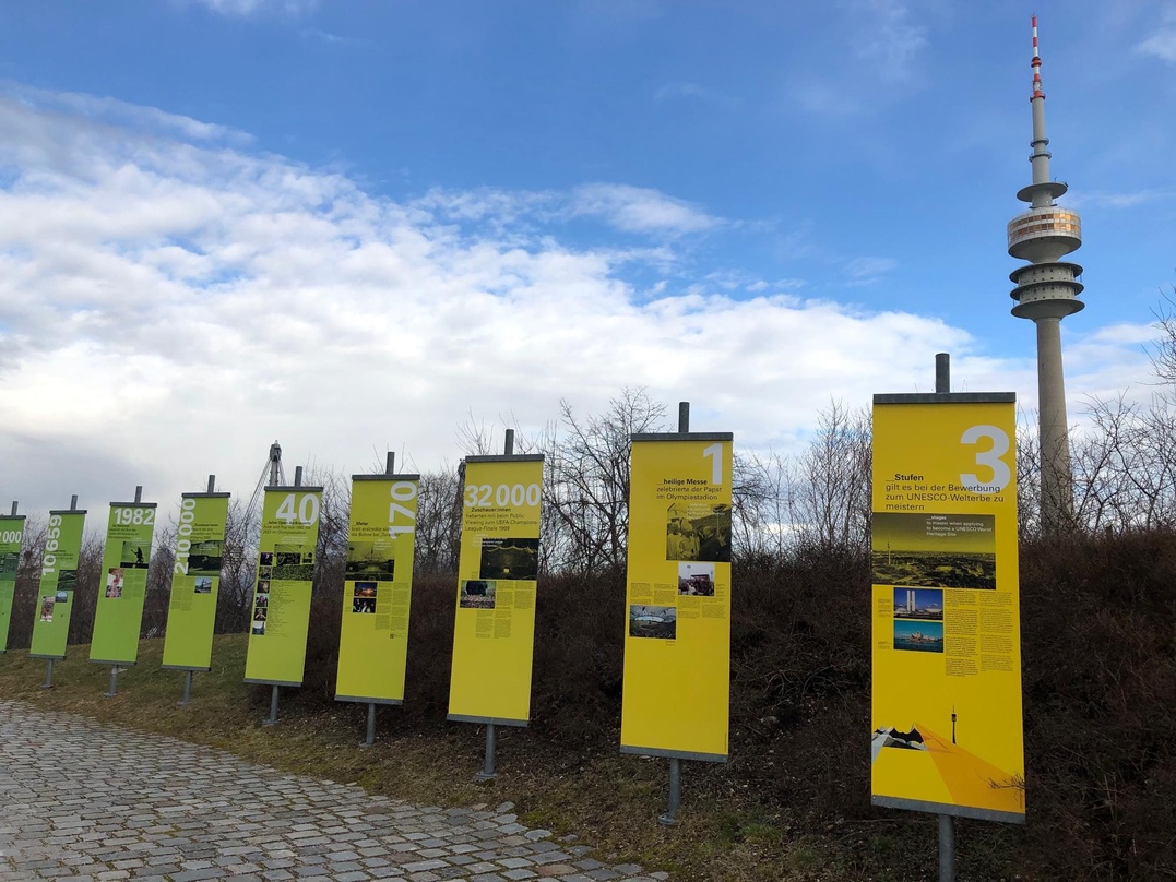 Erzählen die Geschichte des Olympiastadions München: die Infotafeln im Olympiapark