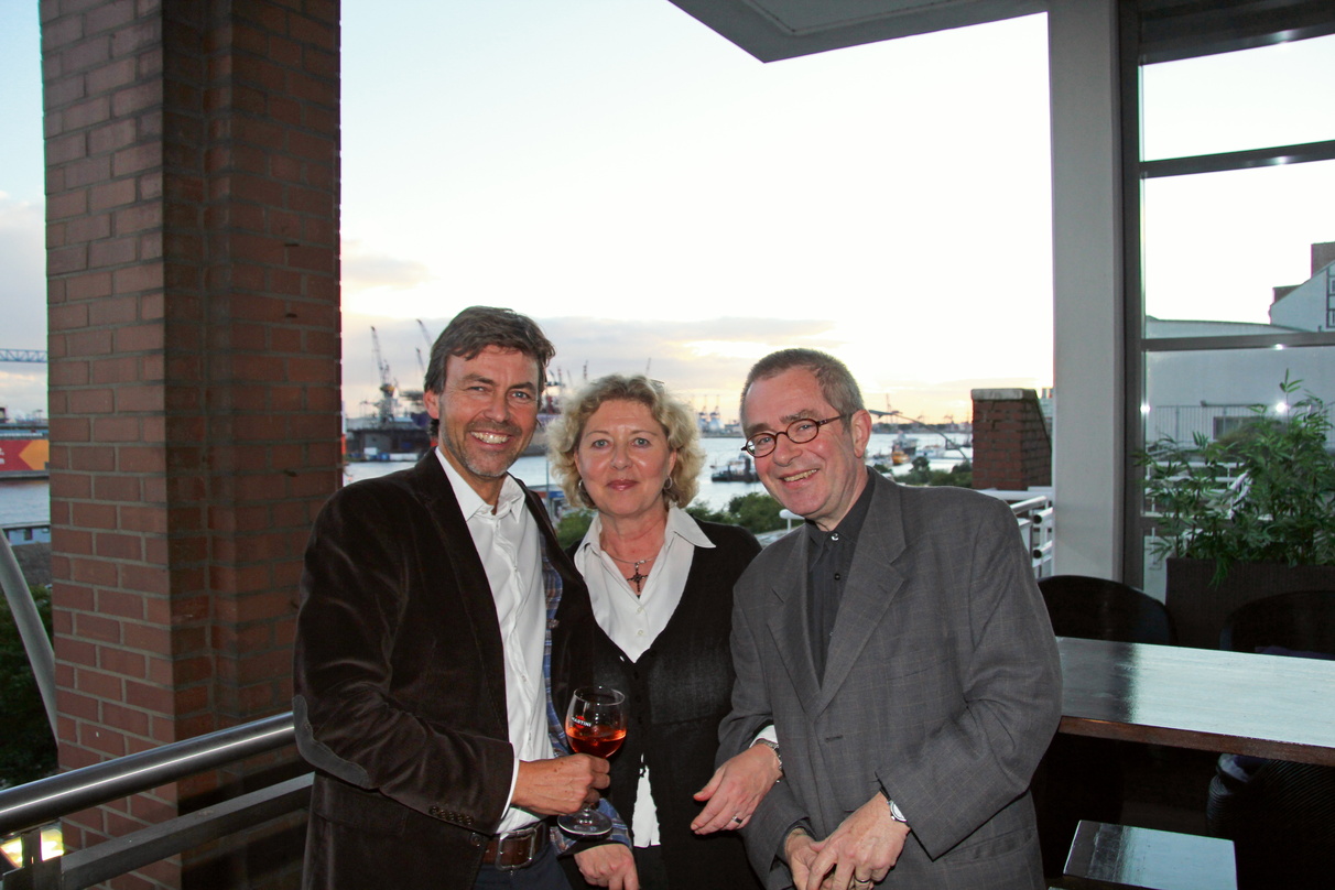 Gastgeber im Elbwerk (von links): Wolfgang Weyand, Karin Heinrich und Manfred Gillig-Degrave (MusikWoche)