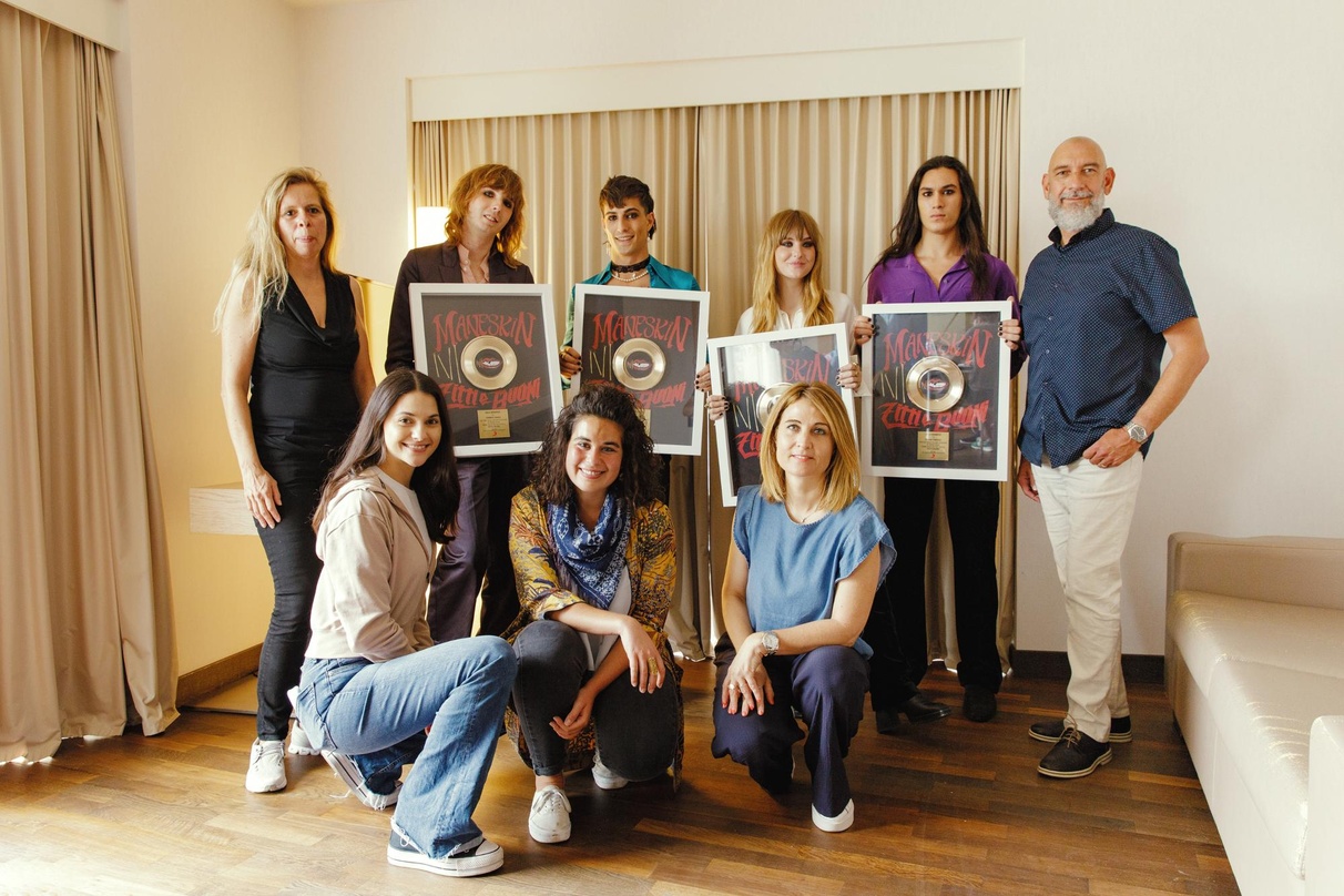 Zur Award-Übergabe versammelten sich (hinten, von links): Julie Born, Thomas Raggi, Damiano David, Victoria De Angelis, Ethan Torchio und Peter Steiner mit (vorn, von links) Iva Saravanja,...