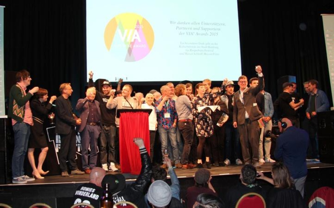 So sah es 2015 aus: Alle Sieger, Laudatoren und Redner nach der gelungenen Hamburger Premiere der VIA! VUT Indie Awards auf der Bühne des Schmidts Tivoli
