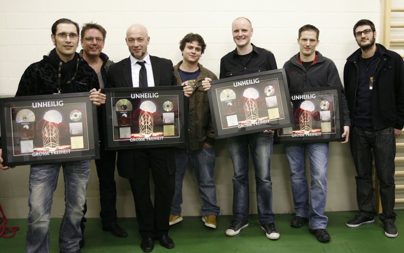 Bei der Edelmetallverleihung in Sursee mit dabei (v.l.n.r.): Oliver Reimann (Management Unheilig), Hank Merk (Marketing Director Universal Music Switzerland), Der Graf, David Bucher (Junio...