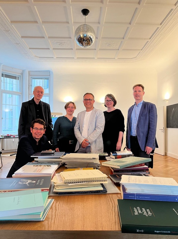10e8c2e4b8cb2c937e03a63ef98245c63bdb65815d9fac94b7ef5299c40d8e9b Stellten beim Musikverlagspreis des DMV die Jury 2022 (von links): Bert Odenthal (vorn), Michael Struck-Schloen, Susanne Funk, Mario Müller, Dörte Schmidt und Jan Sören Fölster