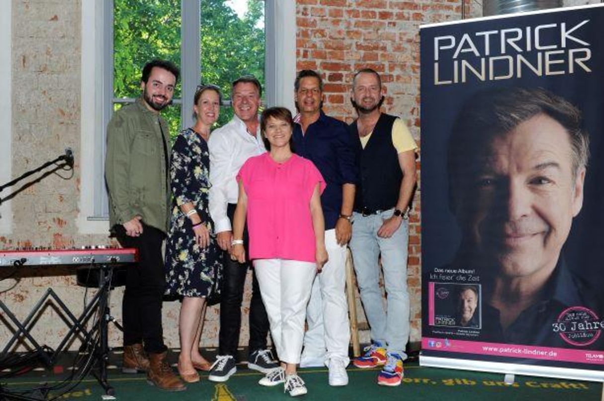Bei der Präsentation (von links): Jonathan Zelter (Komponist), Birte Goldbrunner(Telamo), Patrick Lindner, Nicki, Ken Otremba (Telamo) und Harry Blaha (Bayern plus)