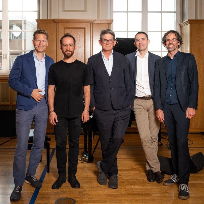 110847d000fc97f12cf99f9120049e69edbf7d26cc5f7ac9ef29d7c9ba3a6ce0 Vereint in Sachen Beethoven (von links): Per Hauber, Igor Levit, Alan Rusbridger, Bogdan Roscic und Michael Brüggemann