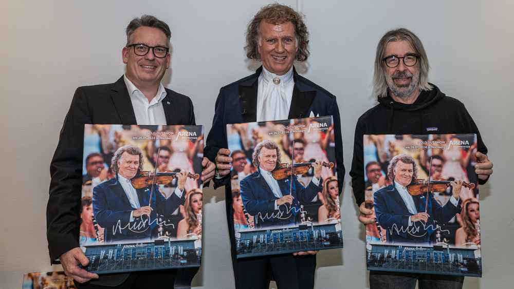 Bei der Verleihung (von links): Till-Oliver Wendt (Arena Nürnberger Versicherung), André Rieu und Alex Gotzner (Arena Nürnberger Versicherung).