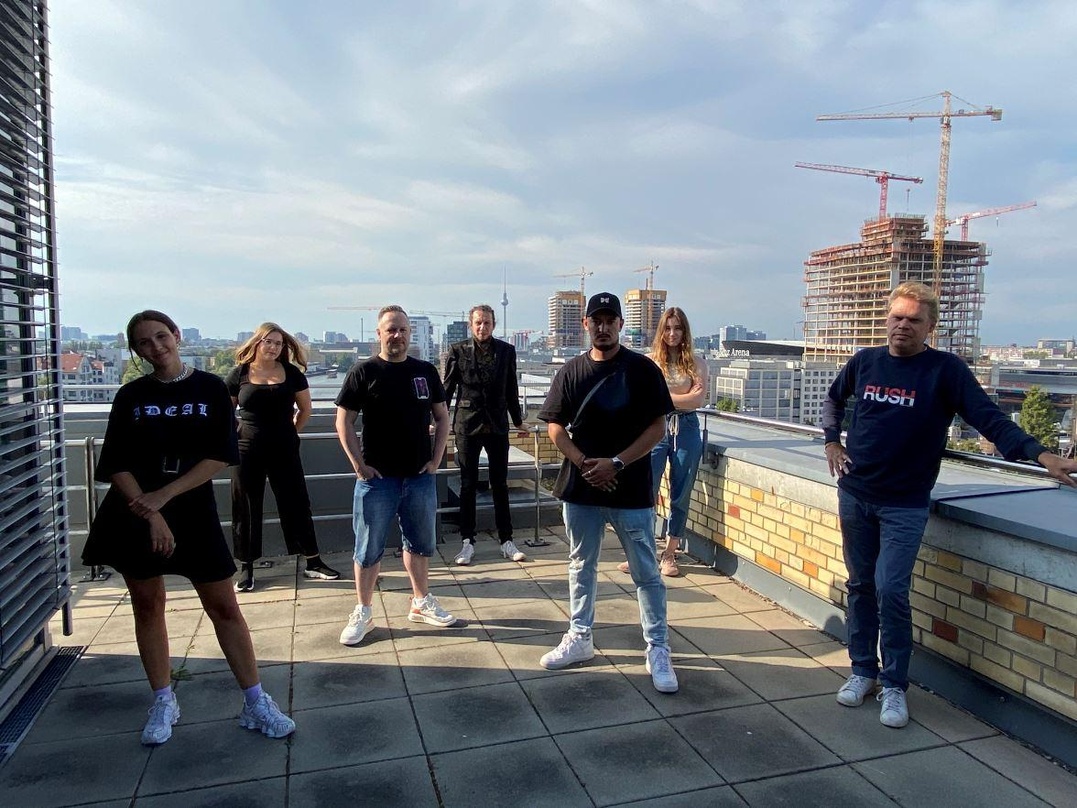 Gehen künftig gemeinsame Wege (von links): Florence Bakic (Management Montez), Lisa Ider, Timo Pieper, Martin Lanzerath (alle Universal), Montez, Sarah Domian und Tom Bohne (beide Universal)